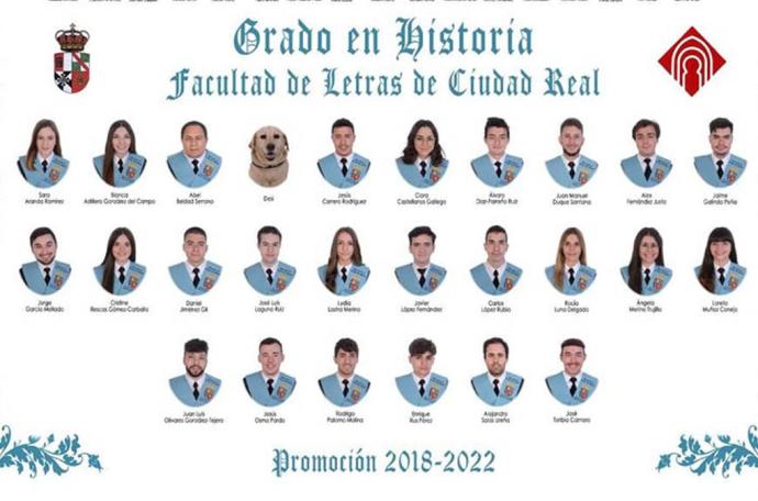 La perrita Desi, una 'alumna' más en la orla de la última promoción del grado en Historia de la Universidad de Castilla-La Mancha (UCLM).
