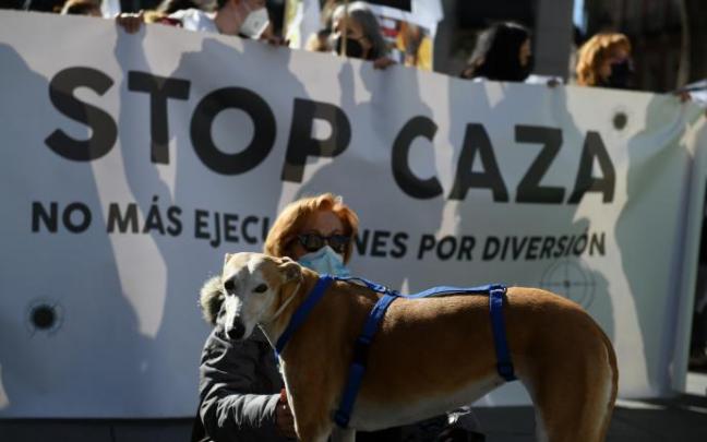 Una mujer y su perro en una manifestación contra la caza en Madrid.