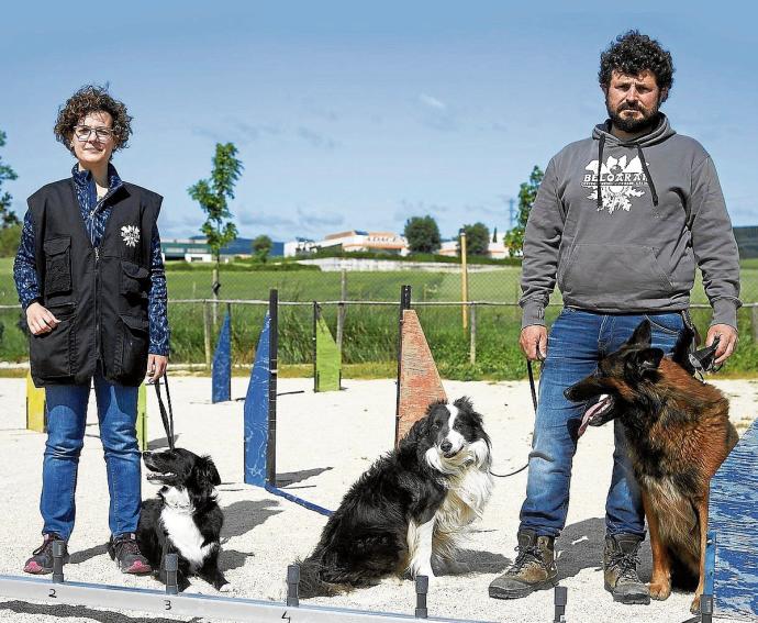 Iosu Méndez, instructor canino, con los perros que participarán en el proyecto, en Iruñea.