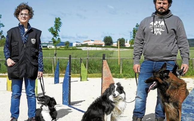 Iosu Méndez, instructor canino, con los perros que participarán en el proyecto, en Iruñea. Iosu Méndez, instructor canino, con los perros que participarán en el proyecto, en Iruñea.