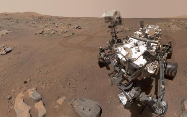 Selfie de Perseverance junto a la roca de la que obtuvo sus primeras muestras.