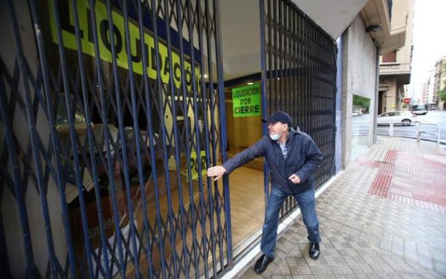 Un comerciante, echando la persiana el año pasado en el II Ensanche. Un comerciante, echando la persiana el año pasado en el II Ensanche.