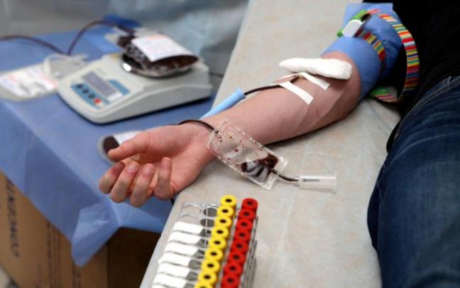 Una persona donando sangre. Una persona donando sangre.