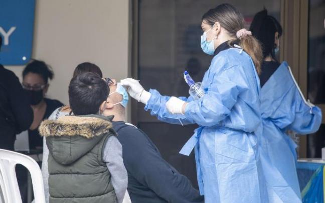 Una persona haciéndose una prueba PCR.