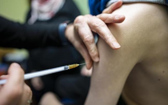 Imagen de una persona poniéndose una vacuna.