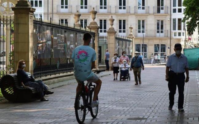 Personas con mascarilla por el centro de Vitoria.