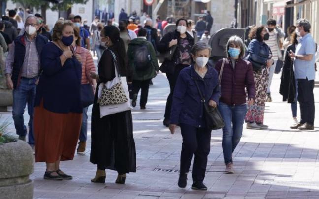 Personas andando por la calle con mascarilla. Personas andando por la calle con mascarilla.