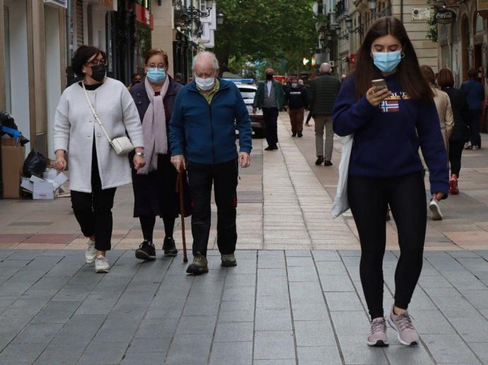 Personas con mascarilla por Vitoria.