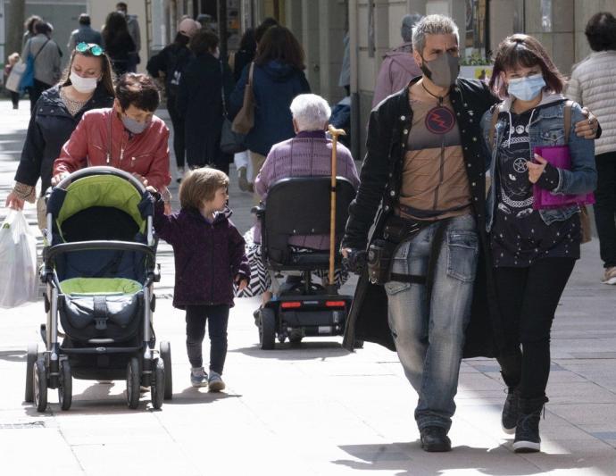 Personas andando con mascarilla por Vitoria.