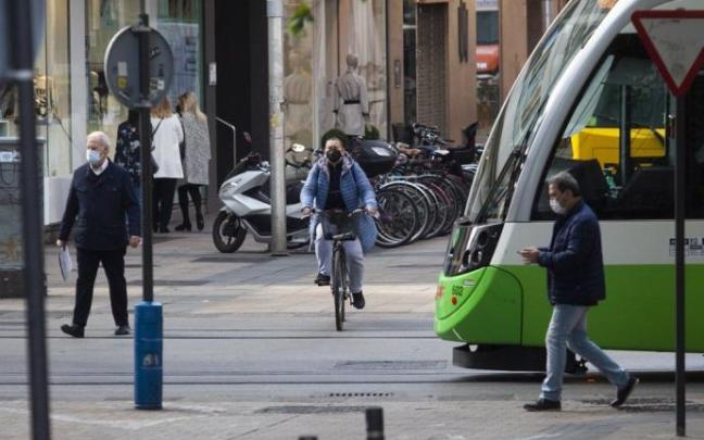 Personas andando con mascarilla en Vitoria.
