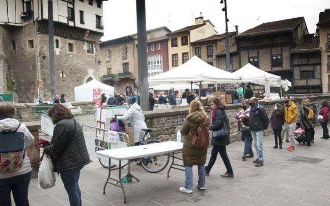 Personas comprando en el Mercado de la Almendra.