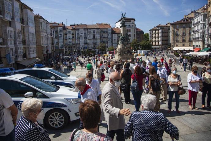 Personas con mascarilla en la Virgen Blanca.