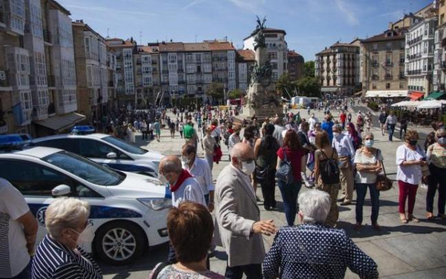 Personas con mascarilla en la Virgen Blanca.