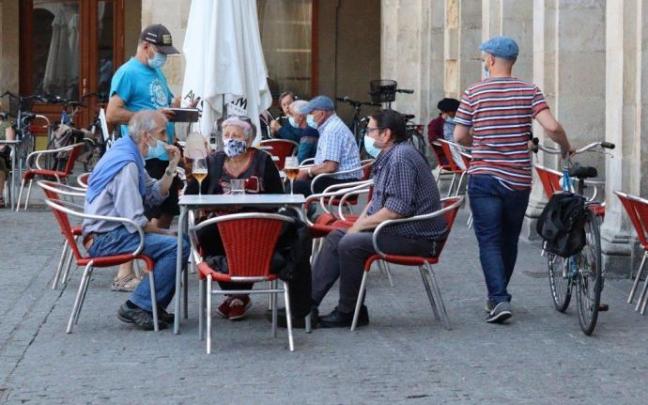 Personas con mascarilla en Vitoria.