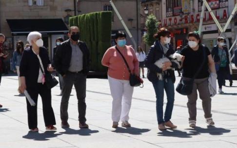 Personas con mascarilla paseando por la Virgen Blanca.