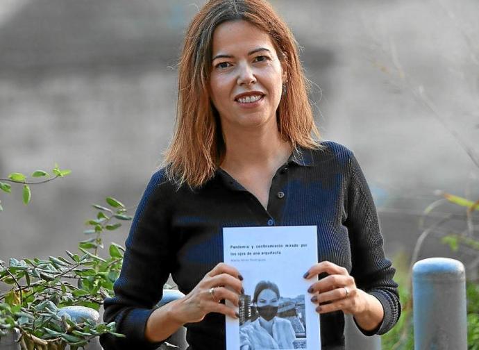 Marta Miret, con su libro en el que reflexiona sobre la función de la arquitectura. Foto: Ángel de Castro