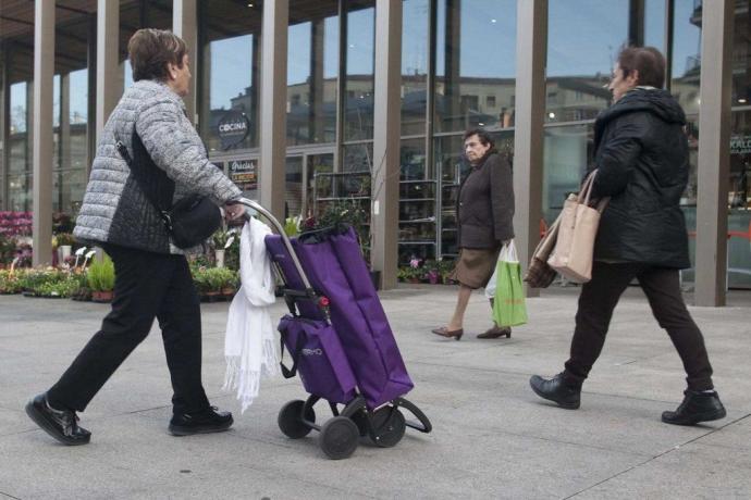 Personas de compras en Vitoria.