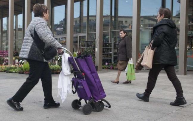 Personas de compras en Vitoria.