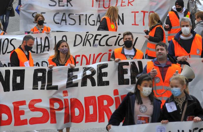 Movilización de trabajadores de varias empresas afectados por despidos colectivos.