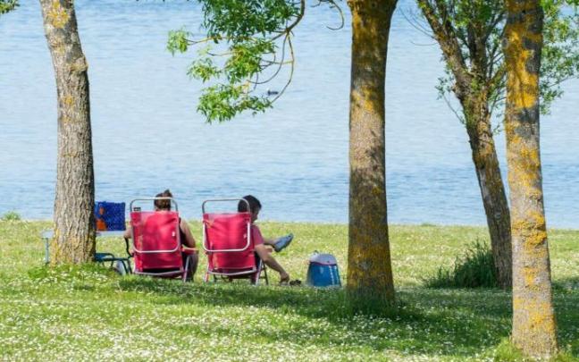 Personas disfrutando del bueno tiempo en Garaio, este fin de semana.