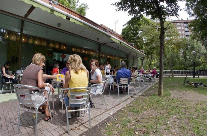 Personas en la terraza del bar municipal de Judimendi.