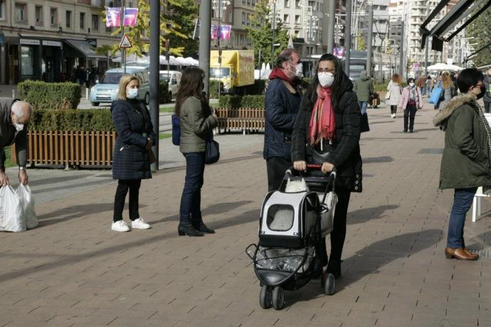 Personas en Vitoria con mascarilla.