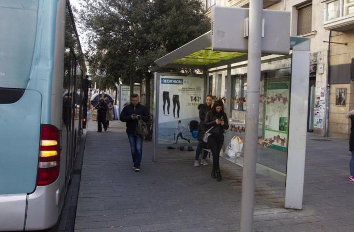 Personas esperando el bus urbano de Tuvisa.