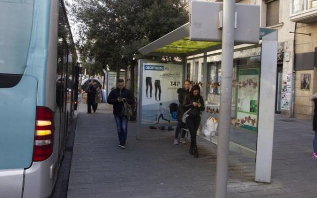 Personas esperando el bus urbano de Tuvisa. Personas esperando el bus urbano de Tuvisa.