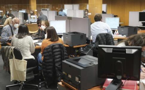Personas haciendo la declaración de la renta. Personas haciendo la declaración de la renta.