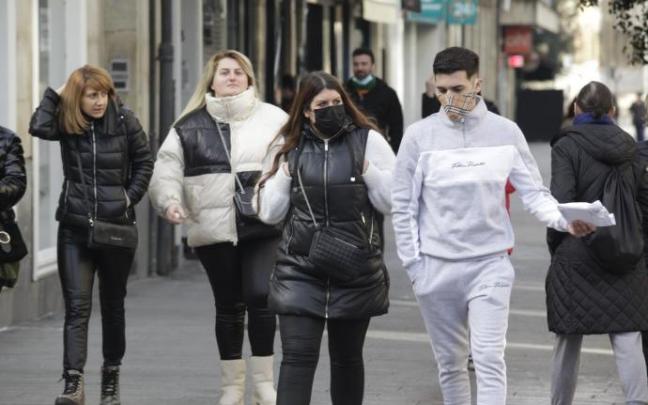 Personas por la calle con mascarilla para evitar contagios.