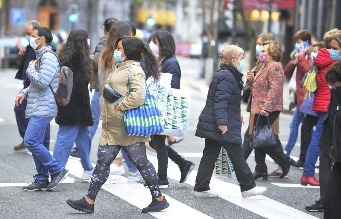 Gente paseando por Vitoria.