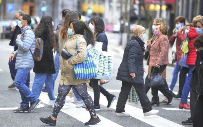 Personas con mascarilla.