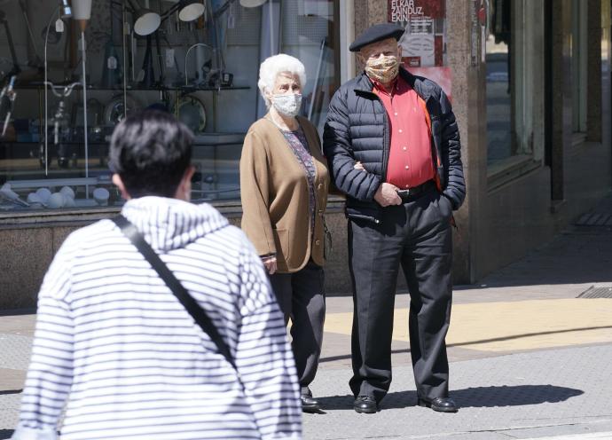 Personas mayores andando por la calle.