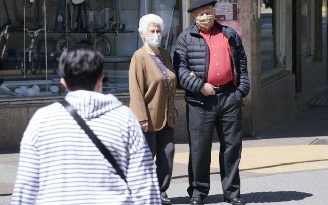 Personas mayores andando por la calle.
