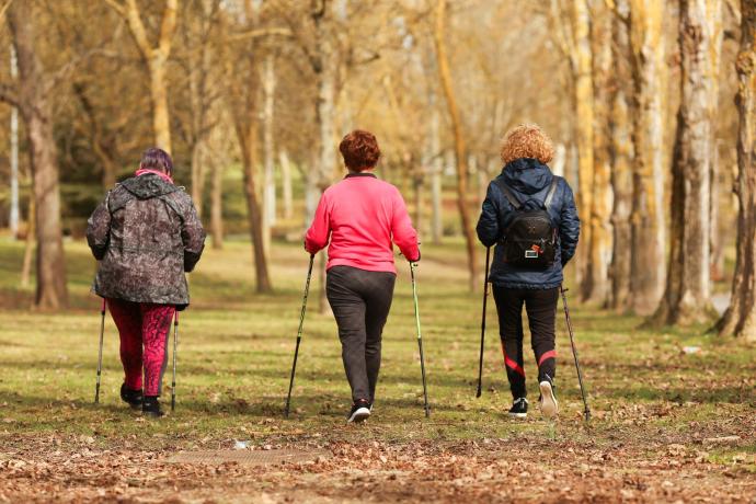 Personas mayores caminando.