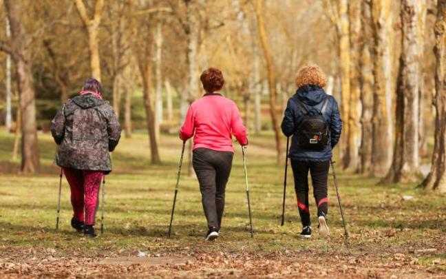 Personas mayores caminando.