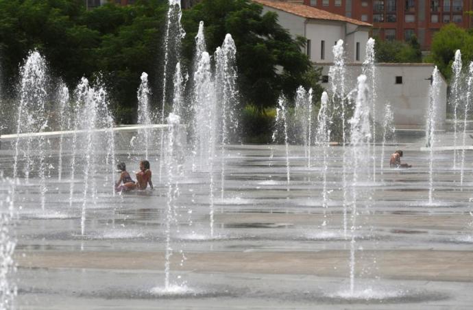 Imagen de archivo. Un grupo de niños se refrescan en una fuente durante una ola de calor.