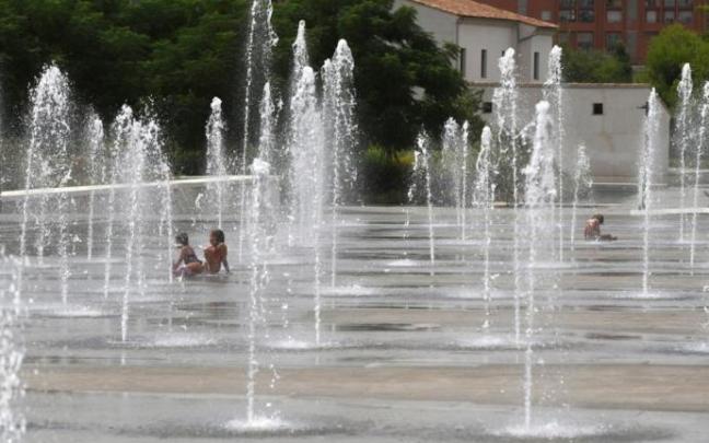 Imagen de archivo. Un grupo de niños se refrescan en una fuente durante una ola de calor.