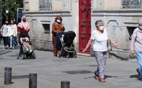 Personas con mascarilla por el centro de Vitoria.