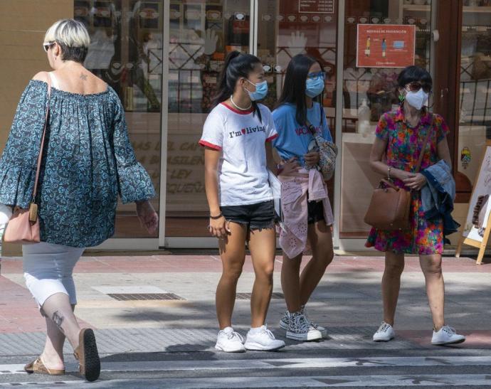 Viandantes con mascarilla en Vitoria.