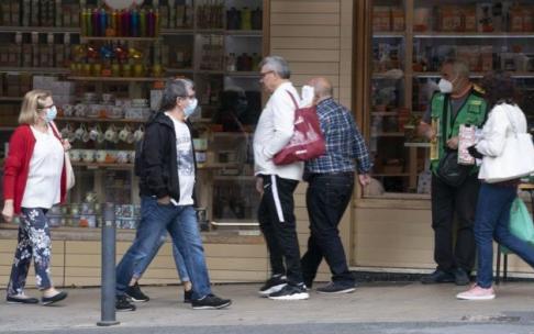 Personas paseando por las calles de Vitoria, la mayoría con mascarilla. Personas paseando por las calles de Vitoria, la mayoría con mascarilla.