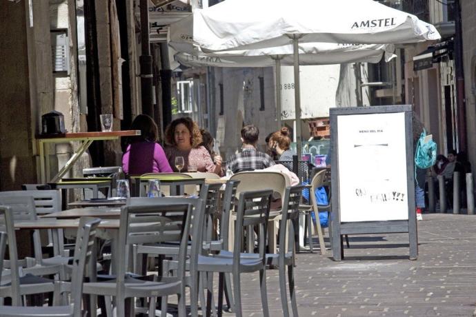 Personas en una terraza del Casco Viejo de Vitoria.