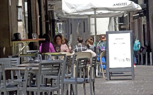 Personas en una terraza del Casco Viejo de Vitoria.