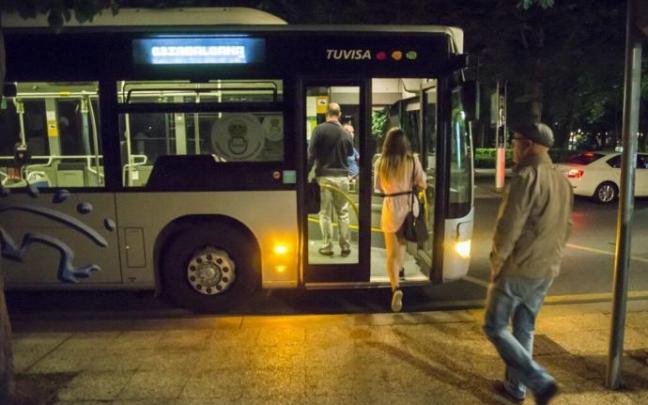 Personas subiendo al Gautxori de la línea G3 (Armentia-Zabalgana).