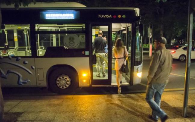 Personas subiendo al autobús urbano Gautxori.