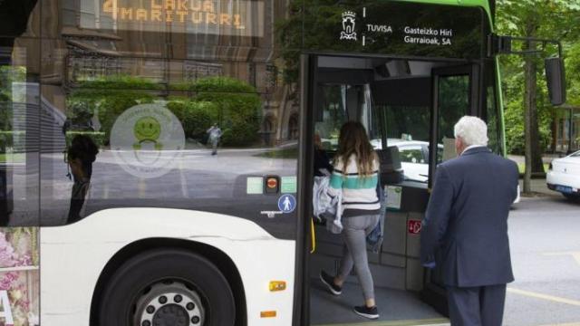 Personas subiéndose a un autobús de Tuvisa.