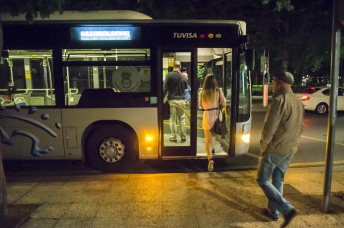 Personas subiéndose a un gautxori de Vitoria