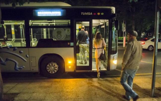 Personas subiéndose a un gautxori de Vitoria.