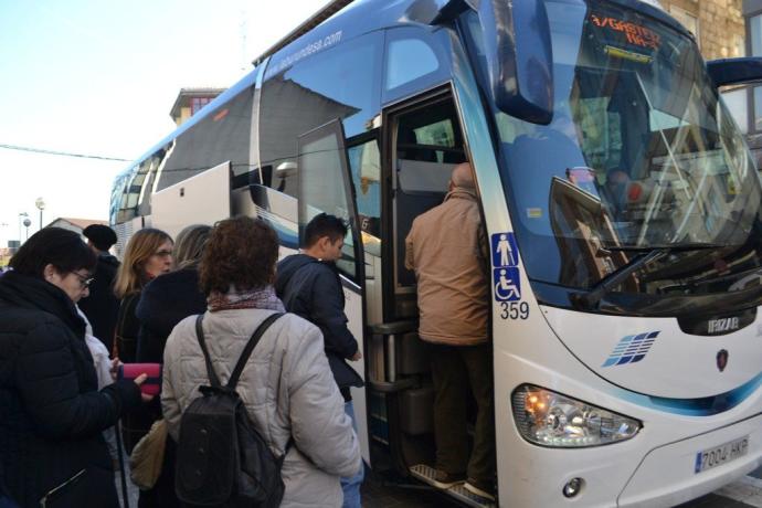 Personas subiéndose al bus de Agurain.