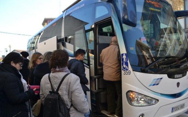 Personas subiéndose al bus de Agurain. Personas subiéndose al bus de Agurain.